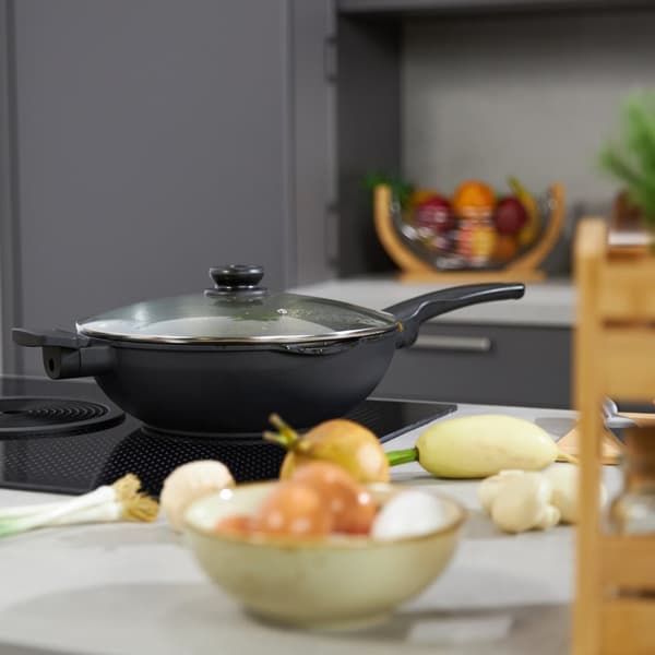 Wok-pannu kannella
