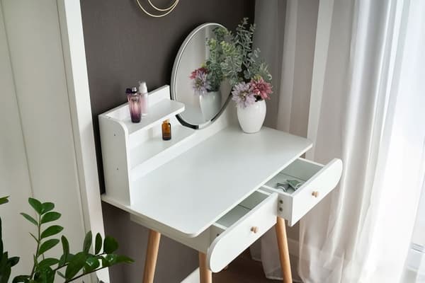 Stort modernt sminkbord med spegelhyllor