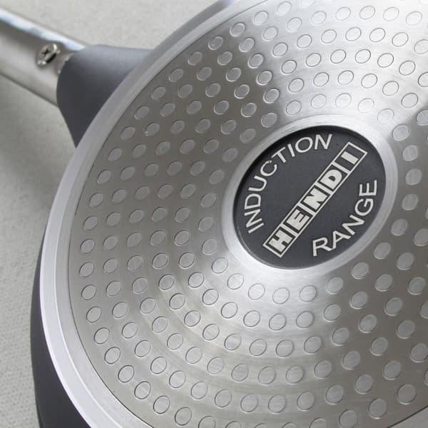 Profi Line induktionsstegepande lavet af støbt aluminium, titanium belagt. 240 mm - Hendi 629154