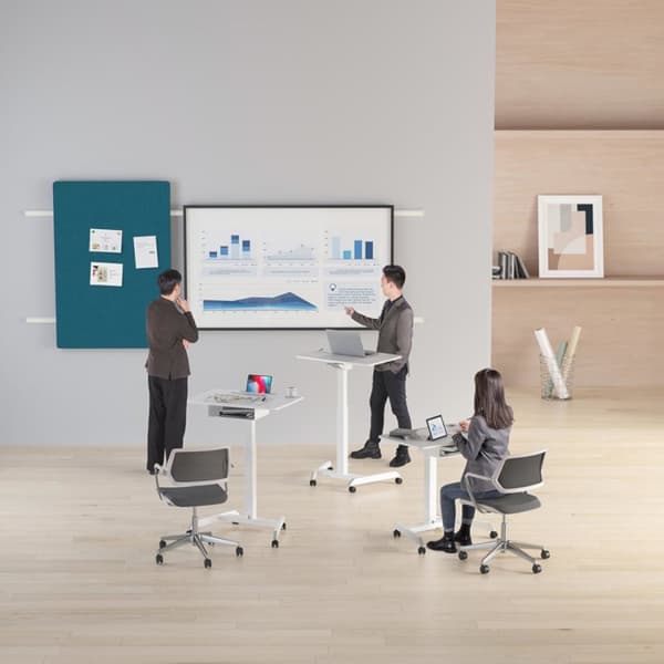 Justerbart vipbart bærbart stativbord med hylde 80 x 56 cm 760 - 1130 mm