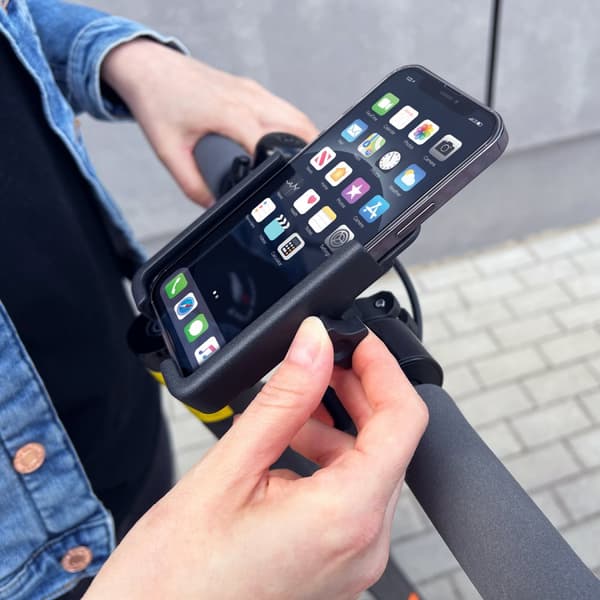 Sykkeltelefonholder i metall. scootere svarte