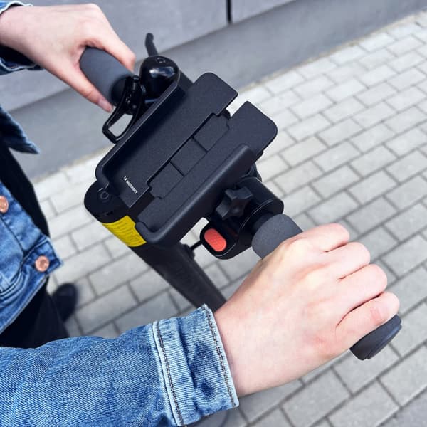 Sykkeltelefonholder i metall. scootere svarte
