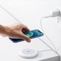 Miniatyrbilde 5 av 6: Qi 15W trådløs lader med silikonetui, kompatibel med MagSafe, hvit