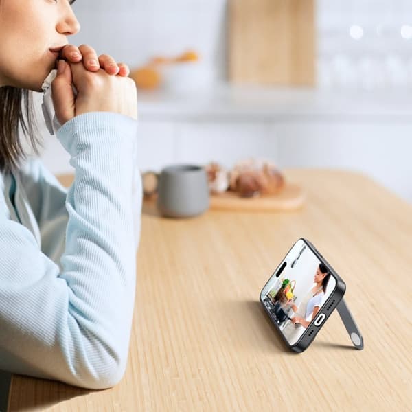 Stivt deksel med gelramme og innebygd stativ for iPhone 14 Pro svart