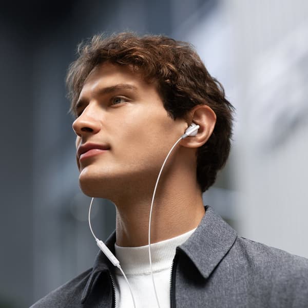 In-ear-hodetelefoner med ledning, 3,5 mm minikontakt med fjernkontroll, hvit