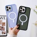 Pikkukuva 7 / 7: Magneettinen kotelo MagSafella iPhone 15 Prolle, violetit kaulanauhareiät