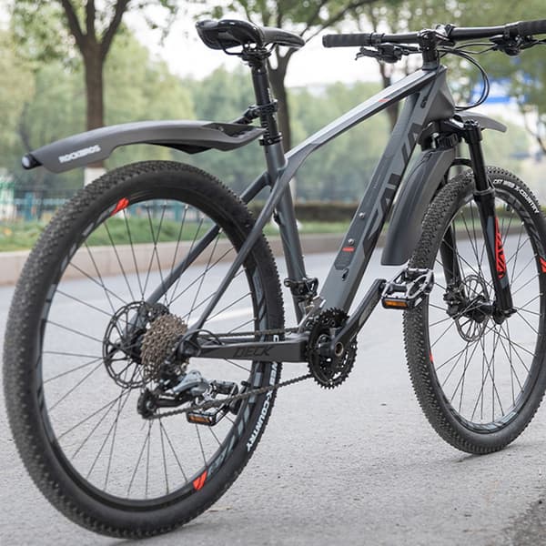 Cykelbakskärm med rött LED-ljus - svart