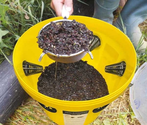 Knock Pest FlyNip FlyBucket (240 g herkku sis.)