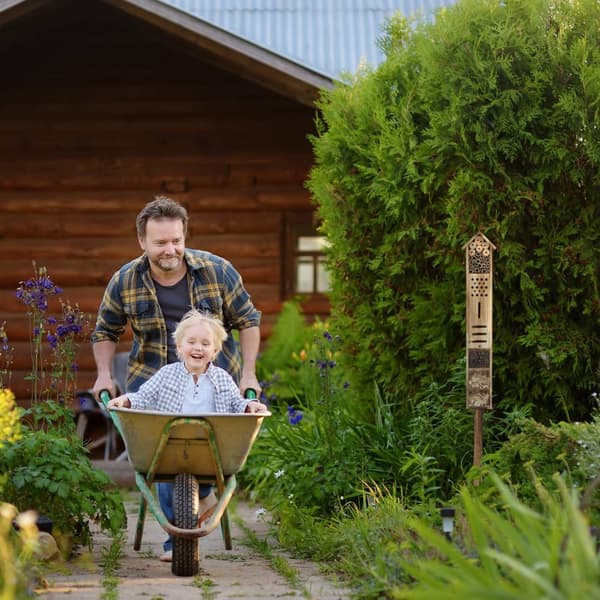Insektshotell med stativ