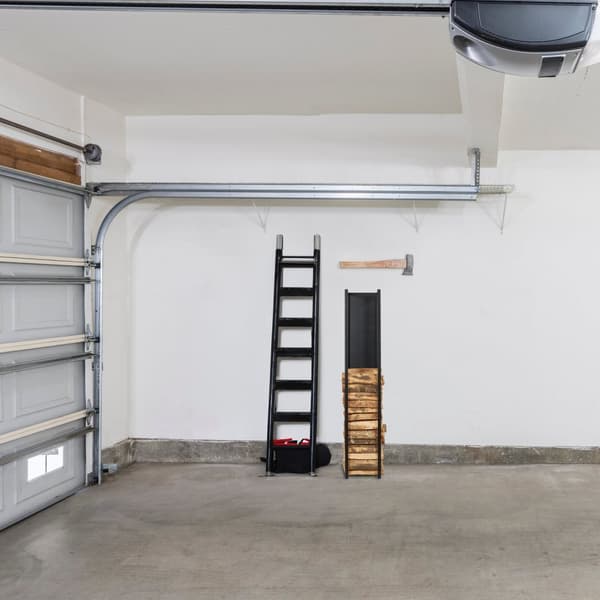 Korkea puinen hylly takapaneelilla