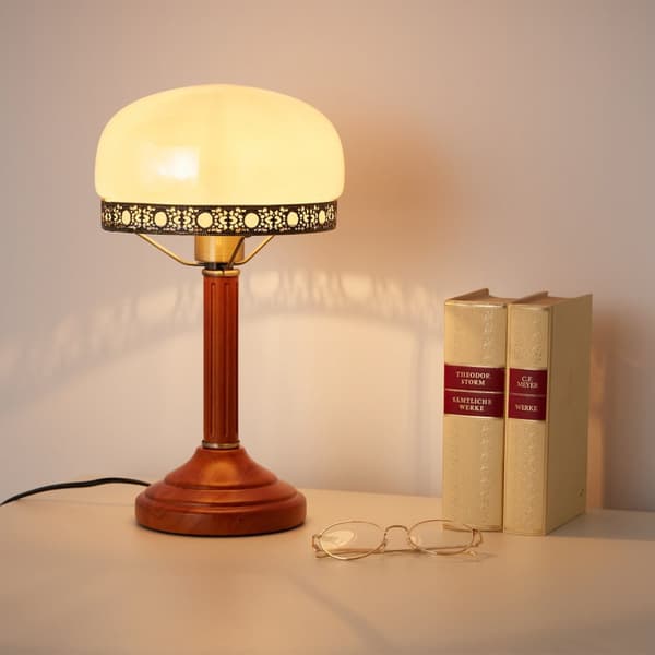 Bordlampe i beige i antik stil