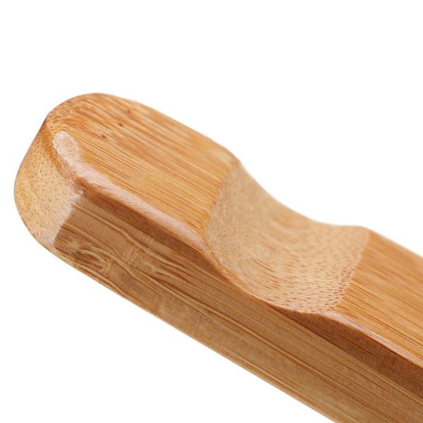 Bambuinen vaateripustin hyllyillä