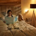 Miniatyrbilde 3 av 9: Trebent gulvlampe i hvitt og gull