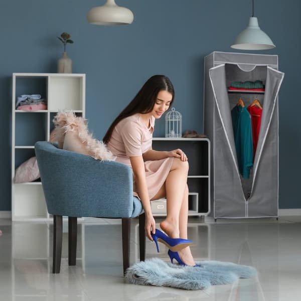 Stoffgarderobe med klesstang
