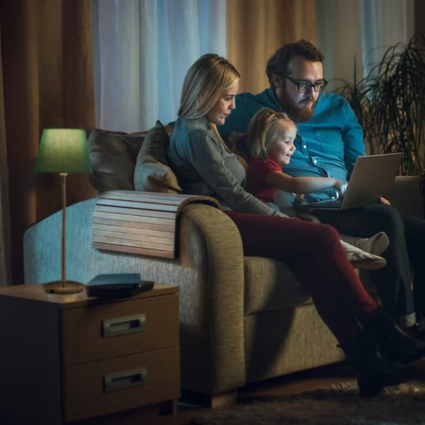 Flexibel bordslampa med skärm i tyg
