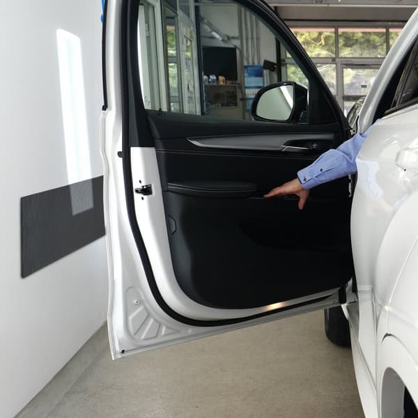 2x itseliimautuva suoja autotallin seinälle
