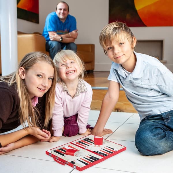Röd backgammonväska