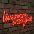 Miniatyrbilde 1 av 9: Dekorativ LED-belysning i plast Live More Worry Mindre - Rød