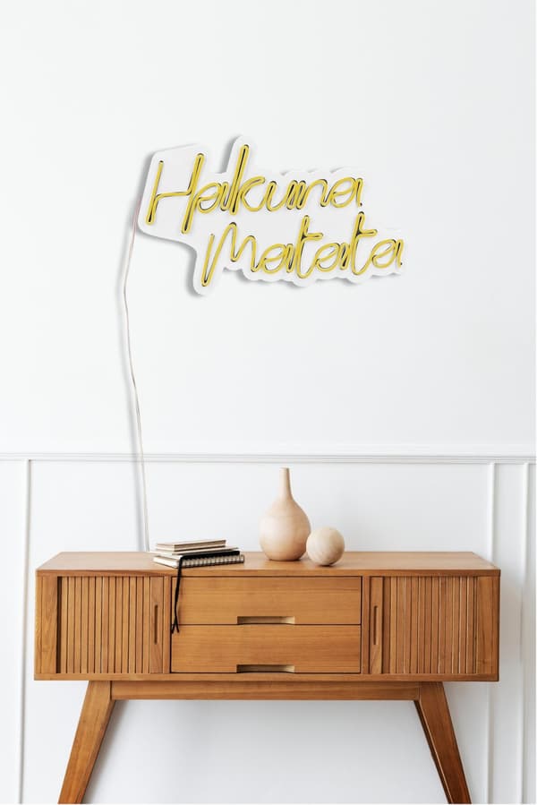 Koristeellinen muovinen led-valaistus Hakuna Matata - keltainen