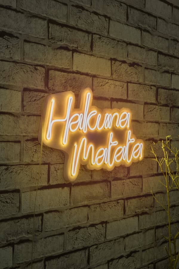 Koristeellinen muovinen led-valaistus Hakuna Matata - keltainen