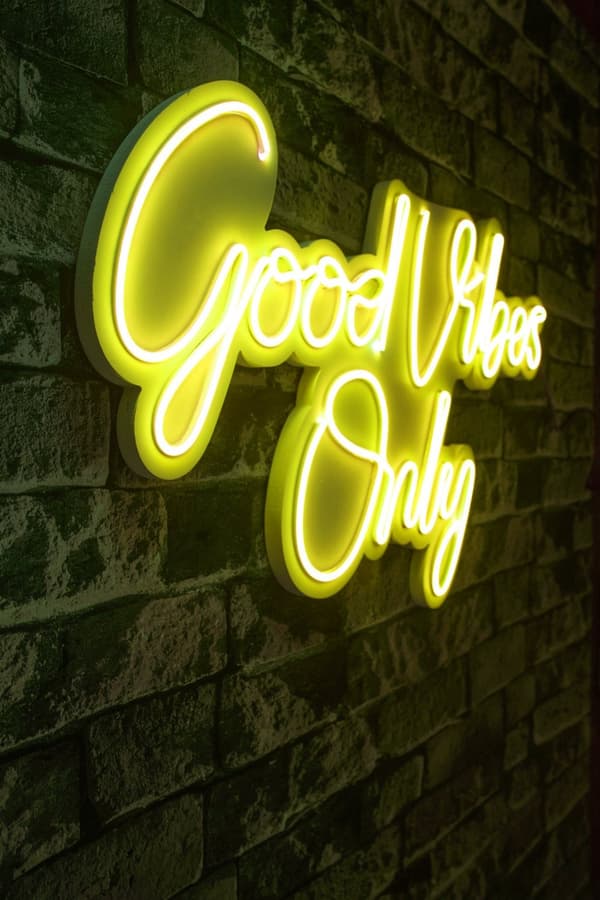 Koristeellinen muovinen led-valaistus Good Vibes Only 2 - keltainen