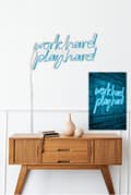 Miniatyrbilde 3 av 8: Dekorativ plast LED-belysning Work Hard Play Hard - Blå