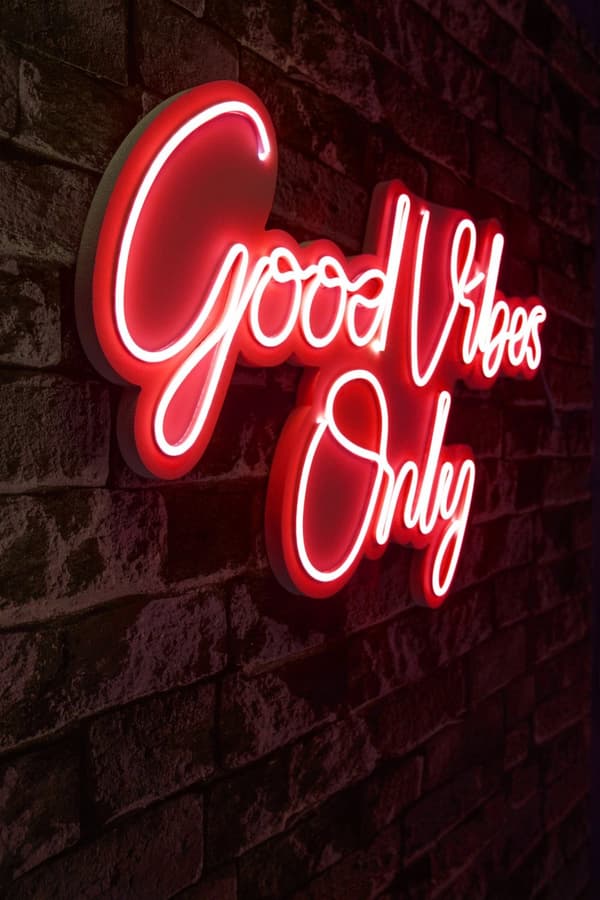 Koristeellinen muovinen led-valaistus Good Vibes Only 2 - punainen