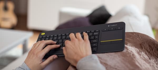 Logitech K400 Plus - tastatur med pegefelt, sort
