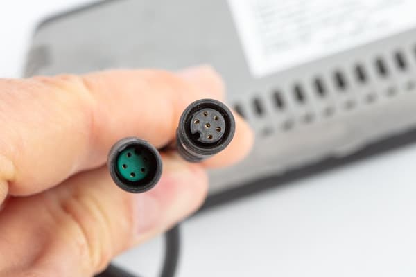 GZR Black Rambler batteridokkingstasjon og kontroller