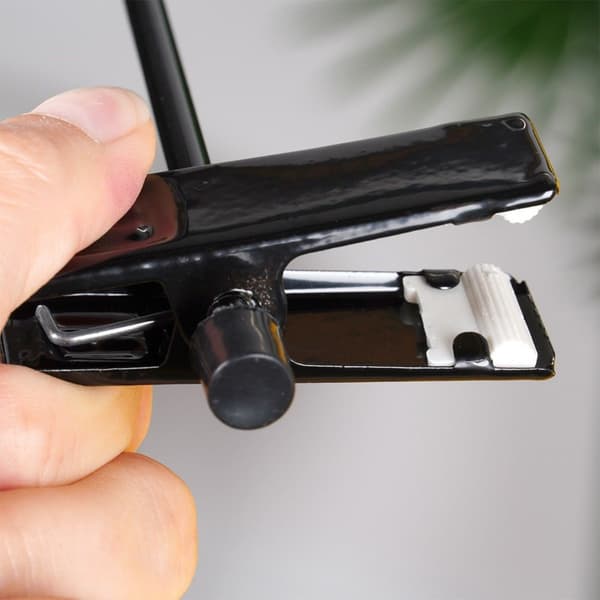 Sort metal buksebøjle med clips, 3 stk.