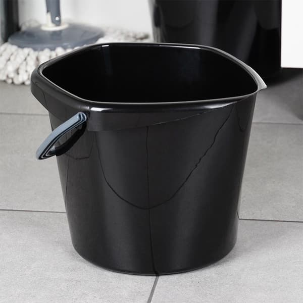 Musta muovinen ämpäri 10l