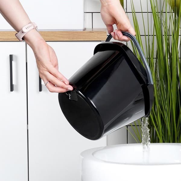 Musta muovinen ämpäri 5l