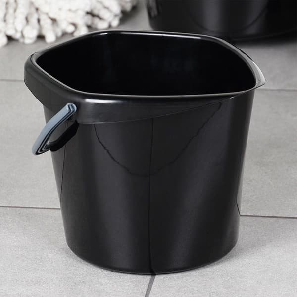 Musta muovinen ämpäri 5l