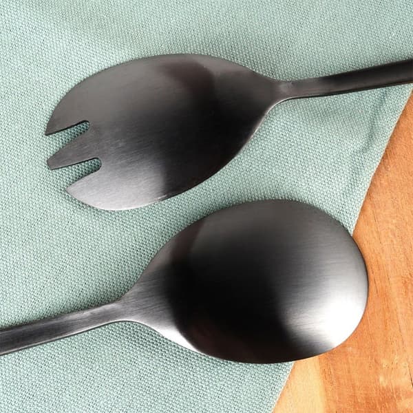 Mustat teräksiset salaattilusikat 23,5 cm 2 kpl.