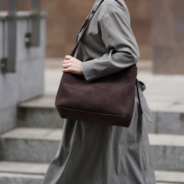 Skinn semsket mørk brun shopper bag med justerbar stropp Solier FL38 Sienna