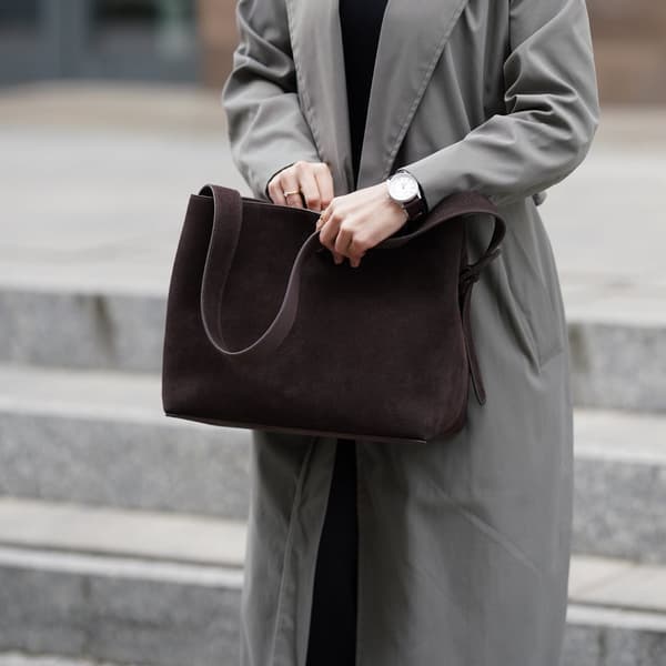 Skinn semsket mørk brun shopper bag med justerbar stropp Solier FL38 Sienna