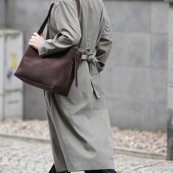 Skinn semsket mørk brun shopper bag med justerbar stropp Solier FL38 Sienna