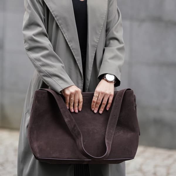 Suede Shopper Bag i skinn med spenne skulder Solier FL39 Maya Chocolate
