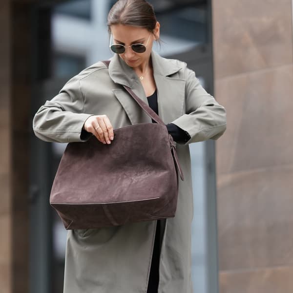 Suede Shopper Bag i skinn med spenne skulder Solier FL39 Maya Chocolate