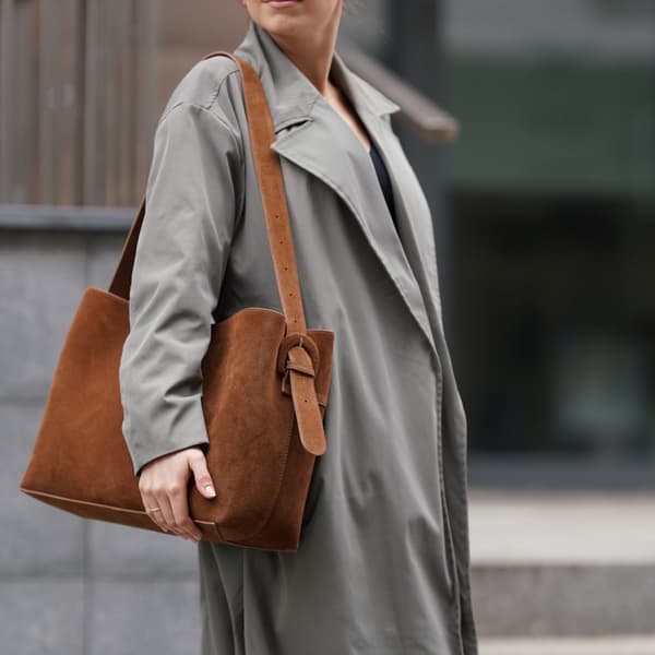 Shopperveske i semsket skinn med skulderspenne Solier FL39 Maya brun