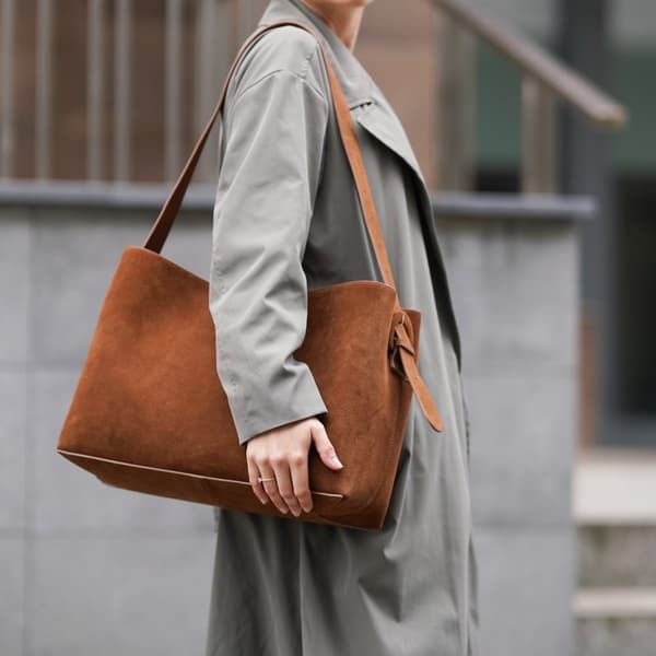 Shopperveske i semsket skinn med skulderspenne Solier FL39 Maya brun