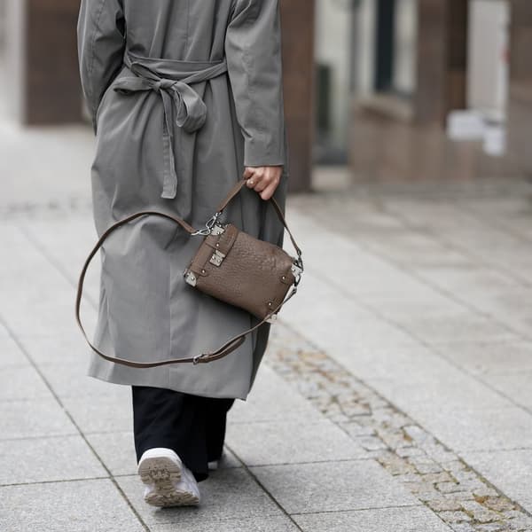 Liten axelväska för kvinnor i läder, Solier FL43 Nessa cappucino