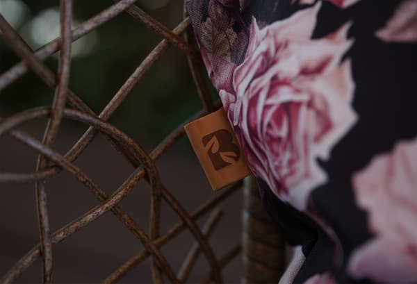 Cocoon Hanging Swing Cushion - Svart med rosor
