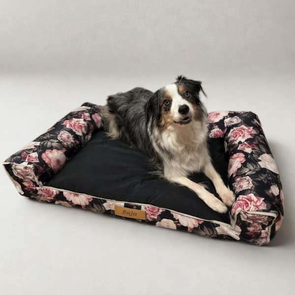 Hundeseng sort + roser XL med personalisering
