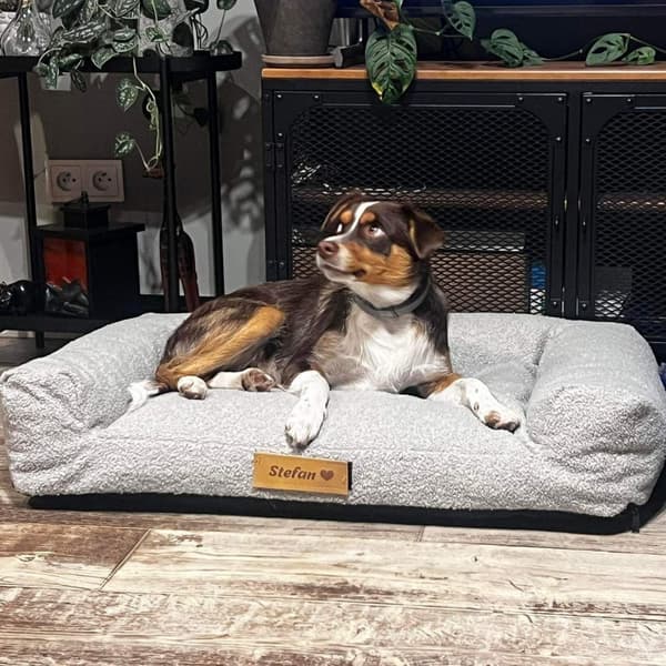 Hundeseng med personalisering L - grått lam