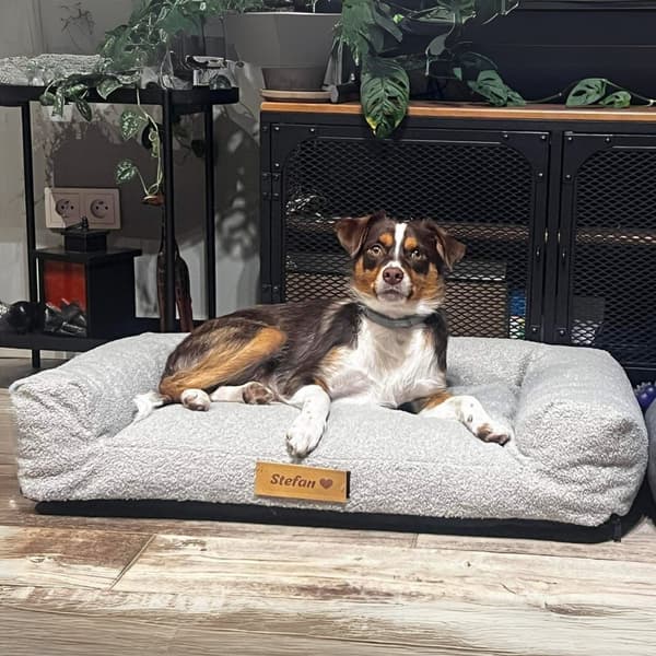 Hundeseng med personalisering L - grått lam