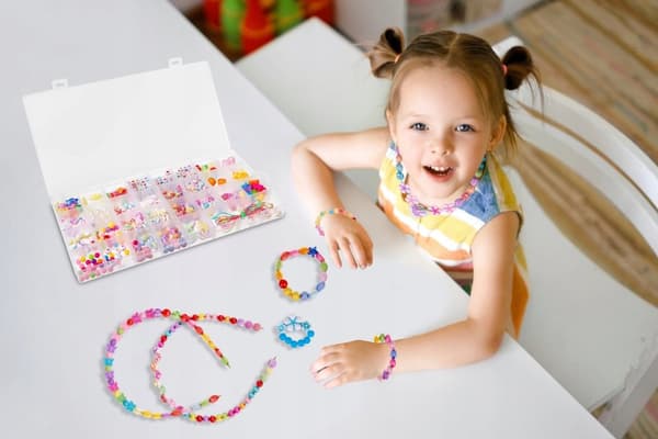 Perlesmykkesæt til børn – Kreativt gør-det-selv-armbåndssæt