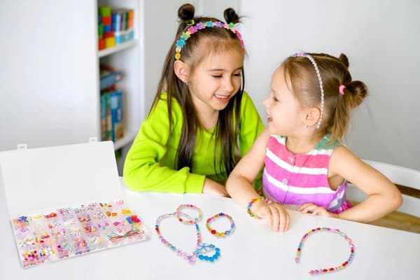 Perlesmykkesæt til børn – Kreativt gør-det-selv-armbåndssæt