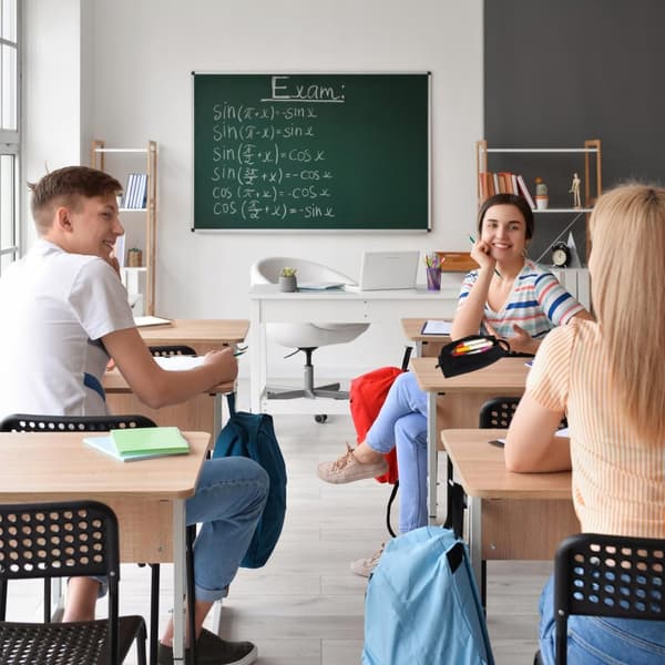 Sort skoleblyantveske – slitesterk, vannavstøtende polyester