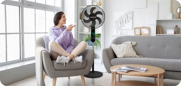 Lattiatuuletin näytöllä, 3 nopeutta, oscillation & kaukosäädin